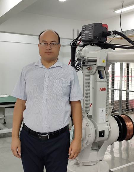 图片包含 人, 男人, 站, 卡车 AI 生成的内容可能不正确。